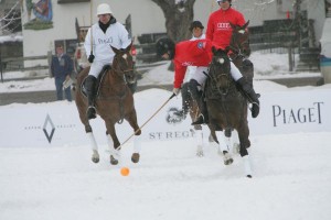 Facundo Pieres (3) of Audi reaches for the ball despite pressure from his brother Gonzalito Pieres (3) of Piaget. Photo by Gary Hubbell