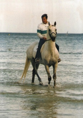 Abdullah and Terry Williams on a beach in La Baule in Northern France in1986. After Abdullah won the World Cup Finals in Aachen that year he competed in three shows in France and Terry took the opportunity to take him on an early morning gallop on the beach during that trip. Photo courtesy of Williamsburg Farm