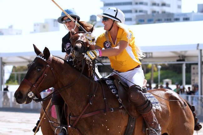 Kerstie battles in the sun and sand. (Photo by Sheryel Aschfort, The Polo Papparazzi)