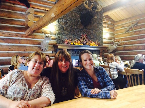 Meeting new friends in the dining hall. From the left: Anne Joubert, Paula Menakaya and Kelly Burnett. Photo by Jan Westmark