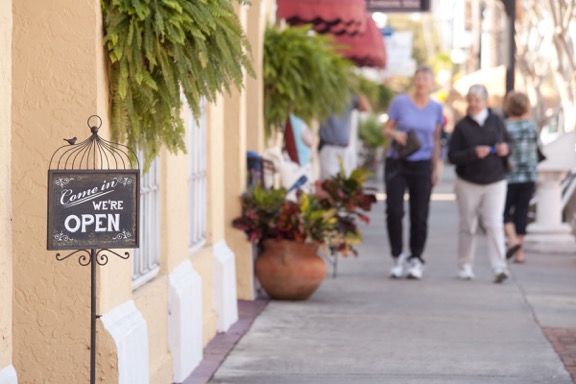 Shopping on Venice MainStreet Photo courtesy of Venice MainStreet