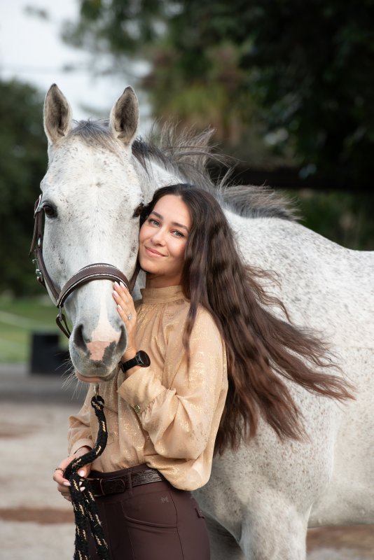 Mousse, an Off-the-Track Thoroughbred, plays a central role in Lana’s life and social media presence.